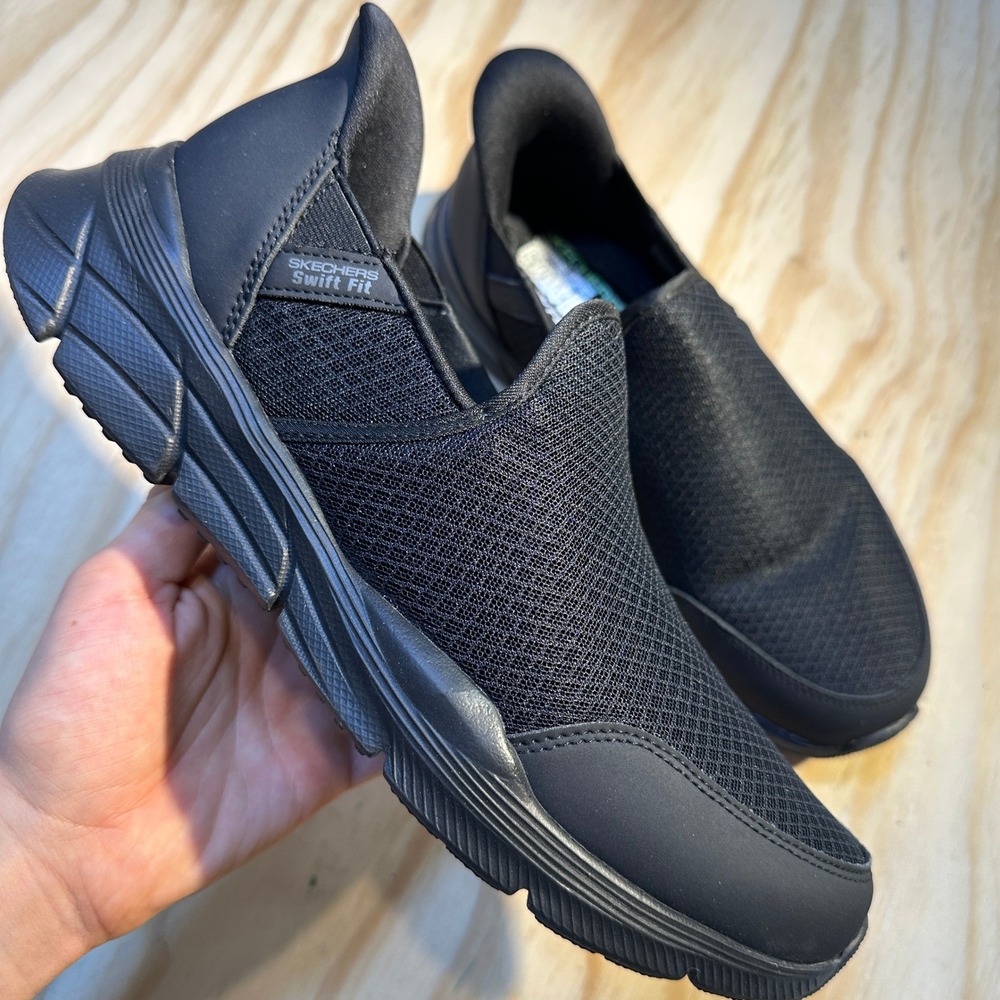Skechers Men's Swift Fit Slip-On Triple Black Mesh Sneakers Size 9